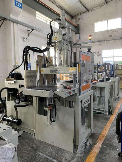 立式單滑板式注塑機 立式單滑板式注塑機